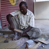 Raman ( Inde du Sud) Sculptor et il travaille avec la pierre. Bijoux et statue.